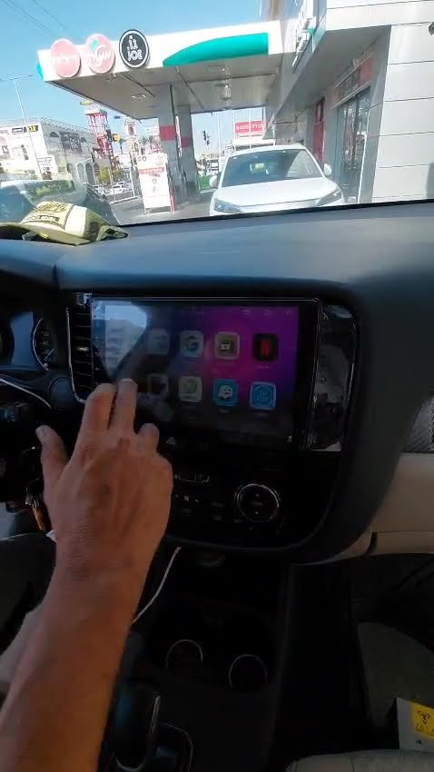 מסך אנדרואיד 4GB עם CarPlay אלחוטי במיצובישי אאוטלנדר 2014