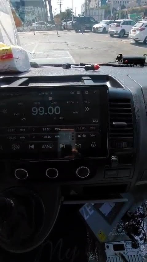 התקנת מסך מולטימדיה 10 אינץ' בפולקסווגן טרנספורטר 2011