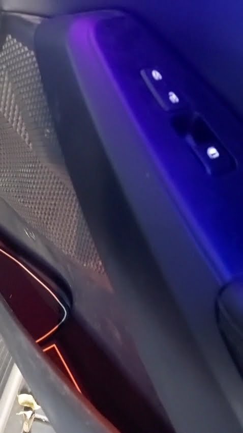 התקנת תאורת אווירה מתקדמת ברכב קיה עם שליטה מהטלפון ומהמסך ומבחר של מעל 100 צבעים.