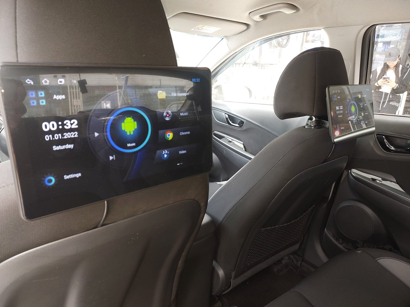 מסכים לילדים ברכב