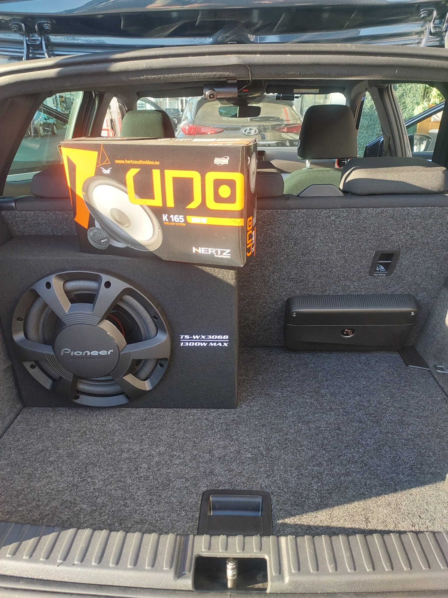 מגבר Harman Kardon, קומפוננט Hertz וסאב Pioneer בסיאט איביזה 2025