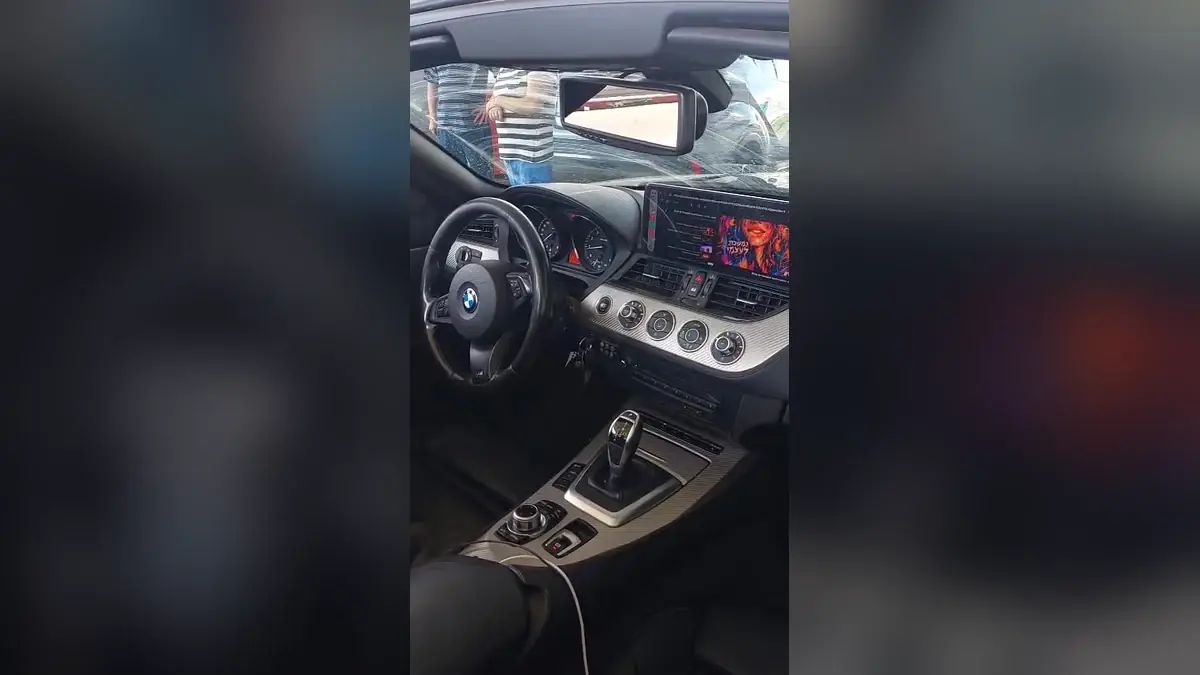 קבינת ב.מ.וו Z4 (BMW Z4) 2016 עם מסך אנדרואיד 12.3 אינץ' מותקן בדשבורד