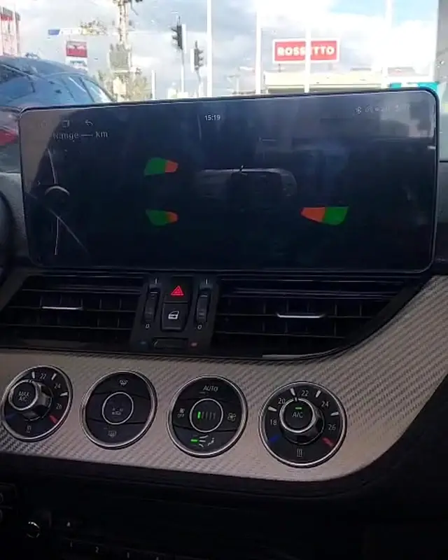 חיישני החניה המקוריים של ב.מ.וו Z4 מוצגים על מסך האנדרואיד החדש