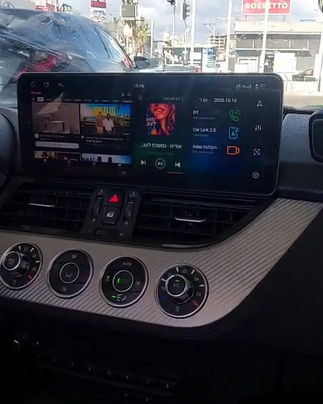 מסך אנדרואיד 12.3 ב-BMW Z4 במצב מסך מפוצל עם יוטיוב ונגן מוזיקה