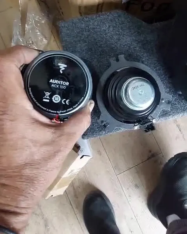 רמקול Focal Auditor ACX 100 ליד הרמקול המקורי של ג'יפ רנגלר (Jeep Wrangler)