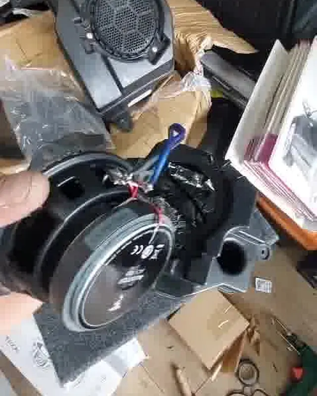 התקנת רמקול Focal בתוך הפוד המקורי של ג'יפ רנגלר ספורט 2025 עם הלחמות ואיטום