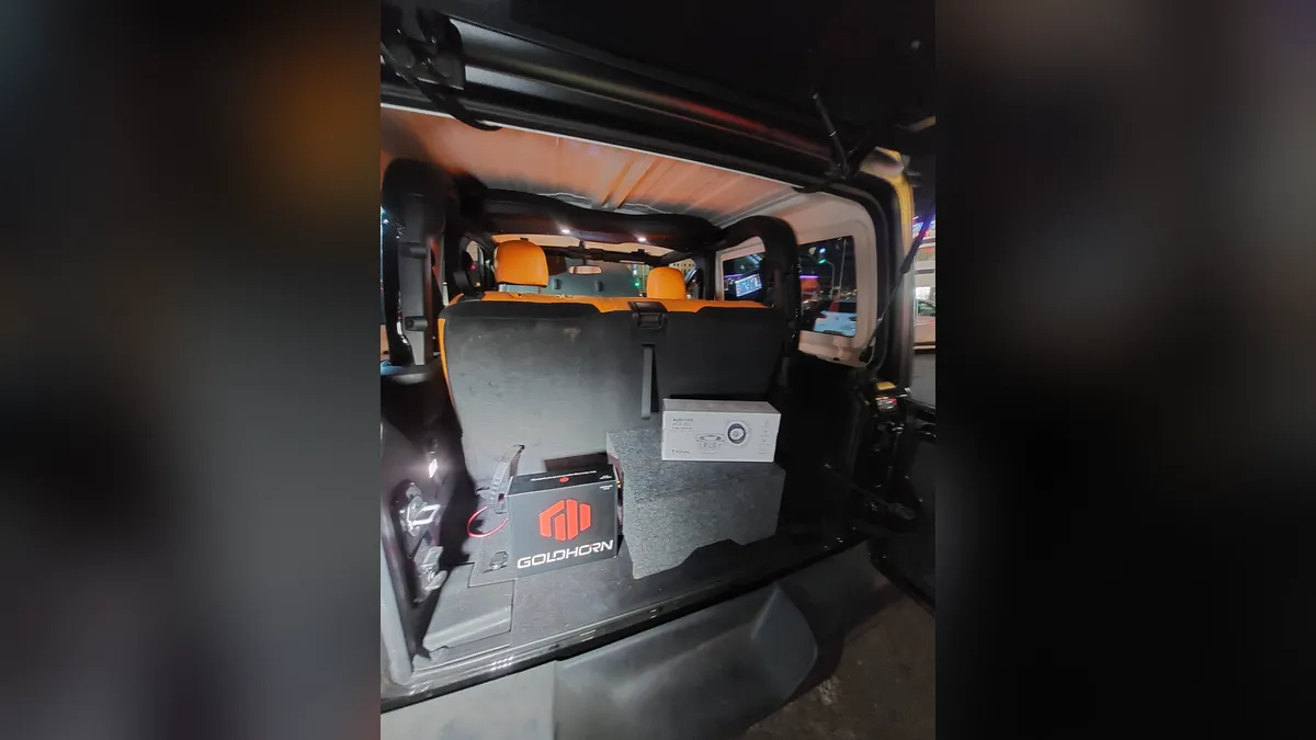 תא המטען של ג'יפ רנגלר ספורט 2025 (Jeep Wrangler Sport) עם מגבר DSP של Goldhorn אחרי שדרוג מערכת הסאונד